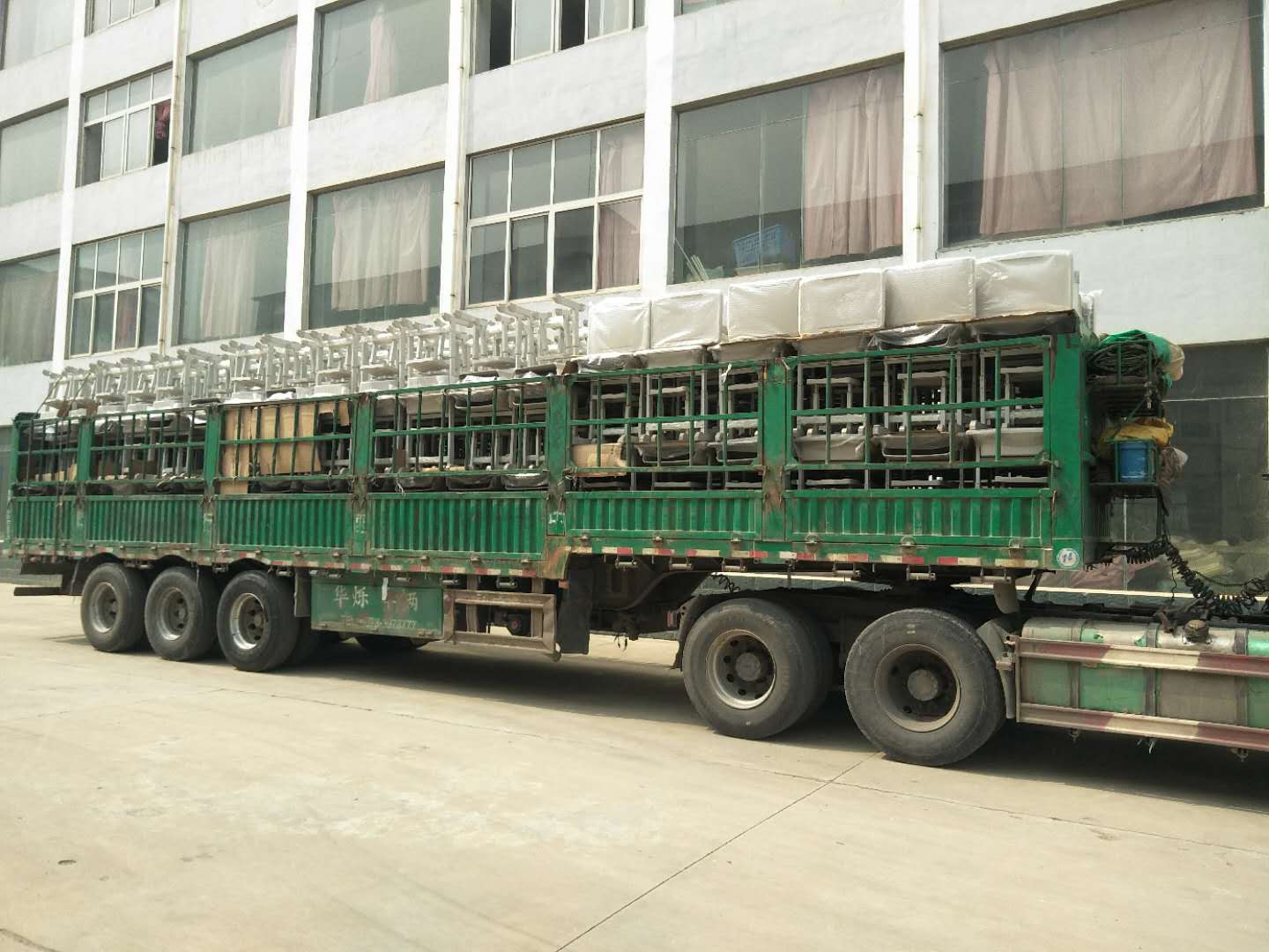 案例|睿學(xué)卓藝4000余套課桌椅批量發(fā)貨，交付客戶